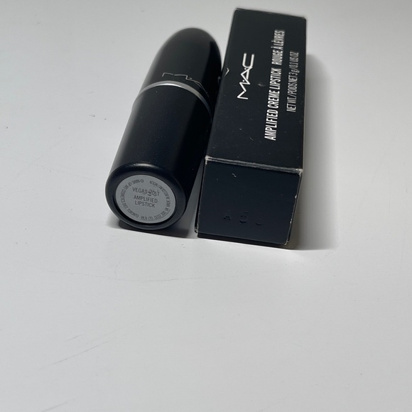 NEW RARE MAC Amplified Creme Lipstick VEGAS VOLT Full Size 0.10oz/3g HTF - Picture 5 of 7